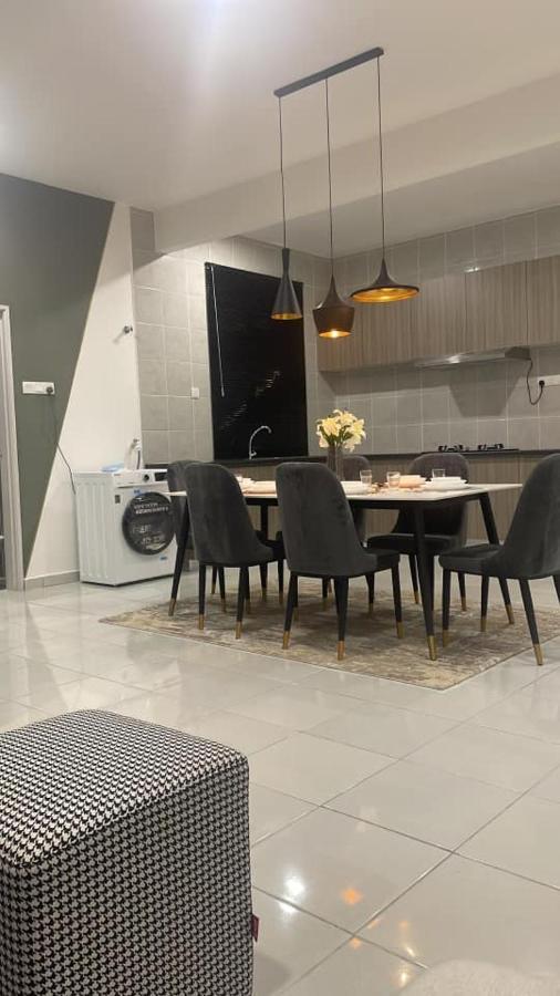 D'Rinie Sky Homestay Kajang Esterno foto